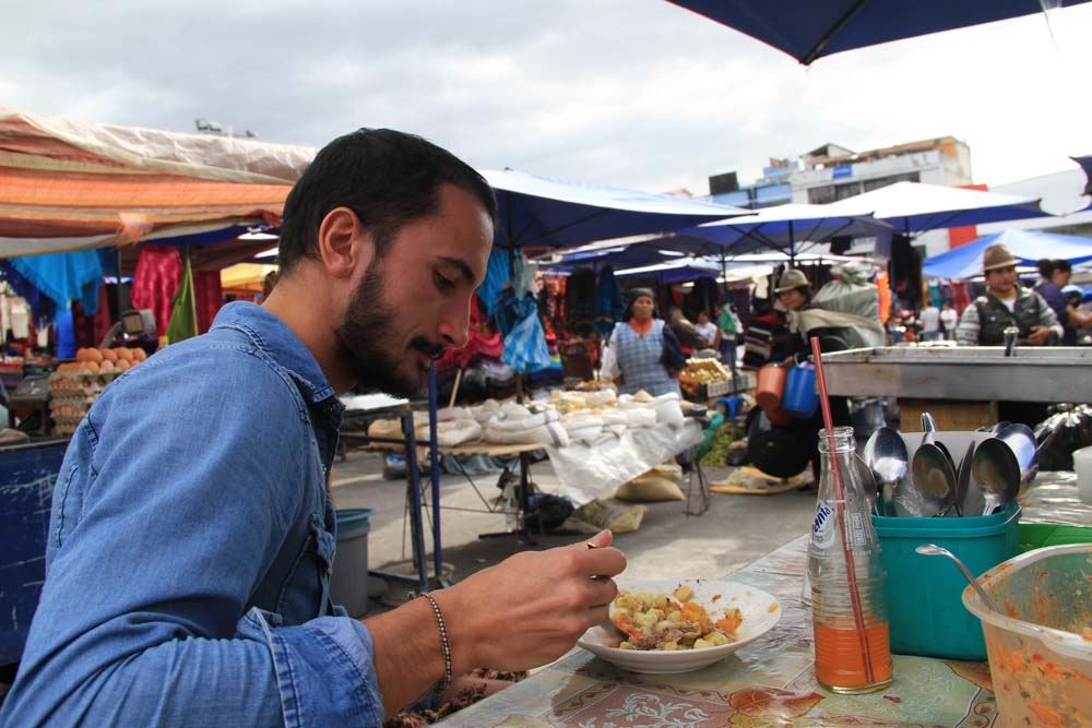 Camille au marché de Otavalo